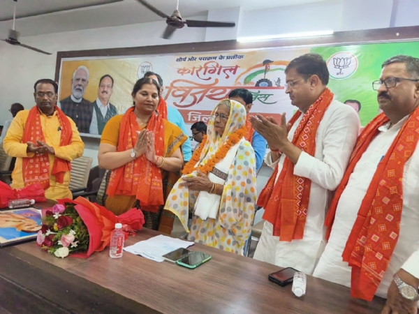 शहीद केशरी सिंह की पत्नी को सम्मानित करते विधायक व भाजपा पदाधिकारी।