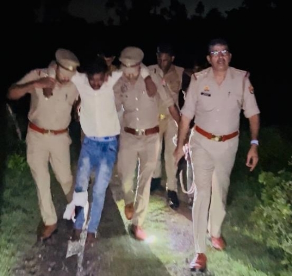 मुठभेड़ में घायल बदमाश को अस्पताल ले जाती पुलिस टीम। साथ में पकड़े गए दूसरे आरोपी को हिरासत में ले जाते पुलिसकर्मी।