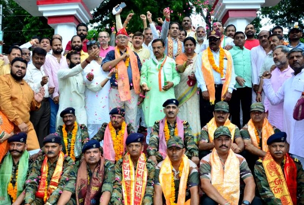 कानपुर में शहीद स्तंभ पर 14 पूर्व सैनिकों को माल्यार्पण कर पटका पहना कर उन पर पुष्प वर्षा कर सम्मानित किया गया का छायाचित्र