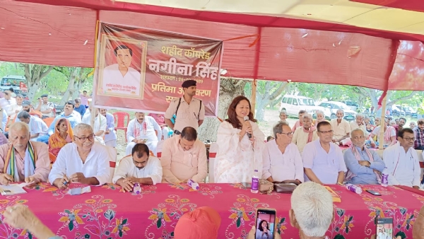 प्रतिमा अनावरण के बाद सभा को संबोधित करते अतिथिगण