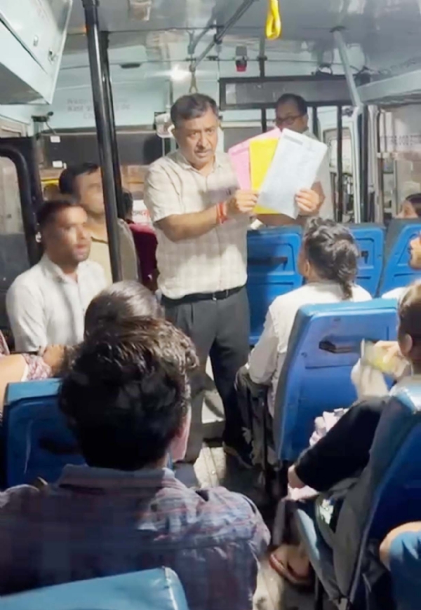 गुरुग्राम में सीईटी परीक्षार्थियों को बसों के बारे में जानकारी देते गुरुग्राम रोडवेज डिपो के जीएम भारत भूषण गोगिया।
