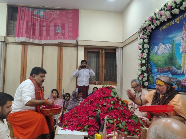 महामंडलेश्वर स्वामी श्री हरिहरानंद स्वामी के सान्निध्य मे रुद्राभिषेक करते