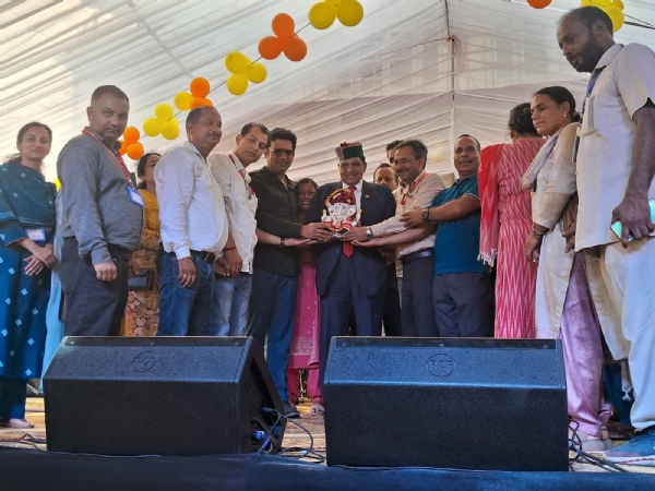 मेडिकल चेकअप के मौके पर स्वास्थ्य मंत्री।