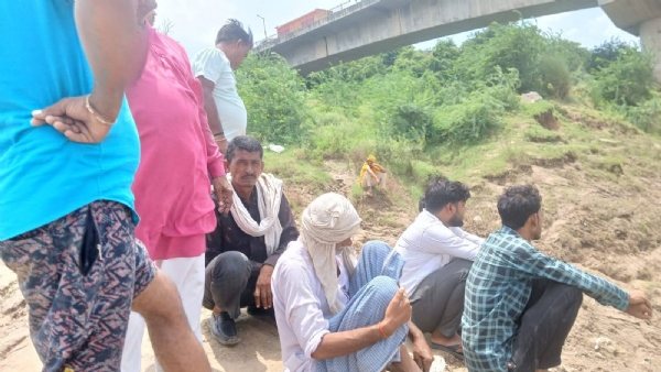मौके पर परिजन