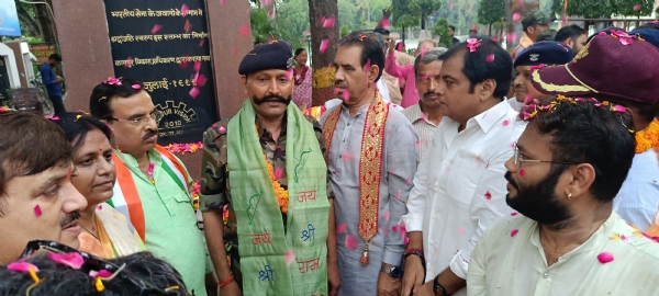 जिलाध्यक्ष पटका व फूल डालकर सैनिको का सम्मान करते हुए