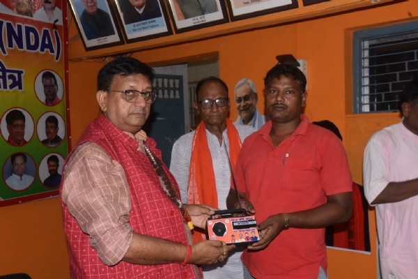 रेडियो बांटते विधायक