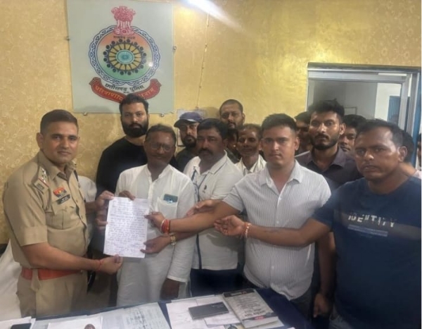 सीतापुर पुलिस को ज्ञापन सौंपते ग्रामीण