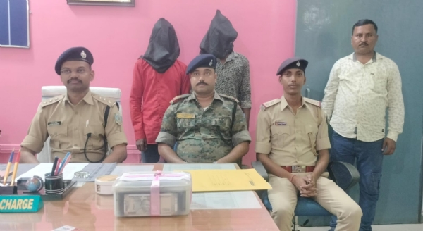 जानकारी देते अधिकारी