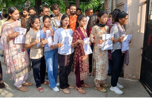यमुनानगर में परीक्षा केंद्र में प्रवेश करती छात्रांए