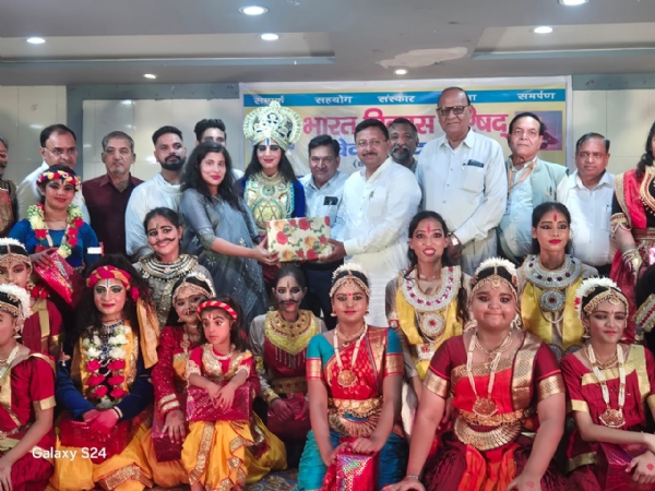 श्रेष्ठ सांस्कृतिक कार्यक्रम प्रस्तुत करने वाली टीम परिषद के पदाधिकारियों के साथ।