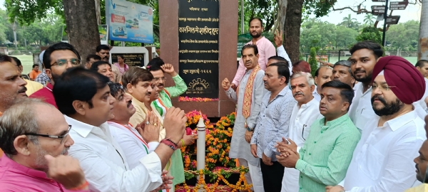 वीर शहीदों को नमन करते भाजपा कार्यकर्त्ता