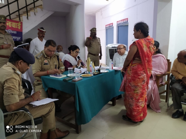 हलिया थाना परिसर में आयोजित समाधान दिवस में जिलाधिकारी प्रियंका निरंजन एवं पुलिस अधीक्षक सोमेन वर्मा।