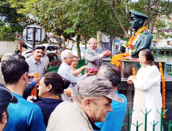 शहीद मेजर राजेश अधिकरी की मूर्ति पर माल्यार्पण करते न्यायमूर्ति आलोक महरा।