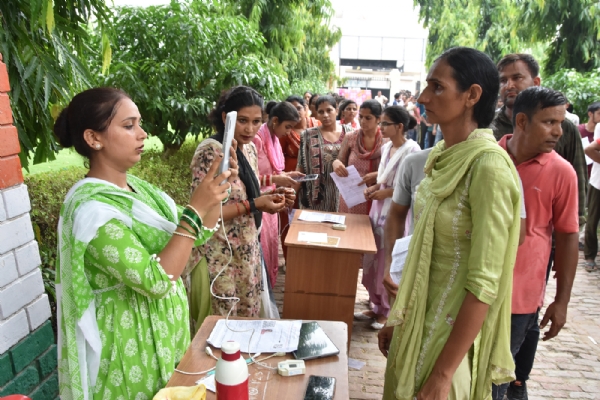 फतेहाबाद। परीक्षा केंद्रों पर परीक्षार्थियों की बायोमैट्रिक करते ड्यूटी पर तैनात कर्मचारी।