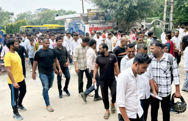 गुरुग्राम में सीईटी परीक्षा देने के बाद केंद्र से बाहर निकलते परीक्षार्थी।