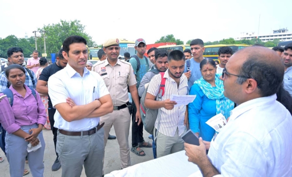 गुरुग्राम में सीईटी परीक्षा को लेकर ताऊ देवीलाल स्टेडियम में शटल बस सेवा की निरीक्षण करने पहुंचे डीसी अजय कुमार।