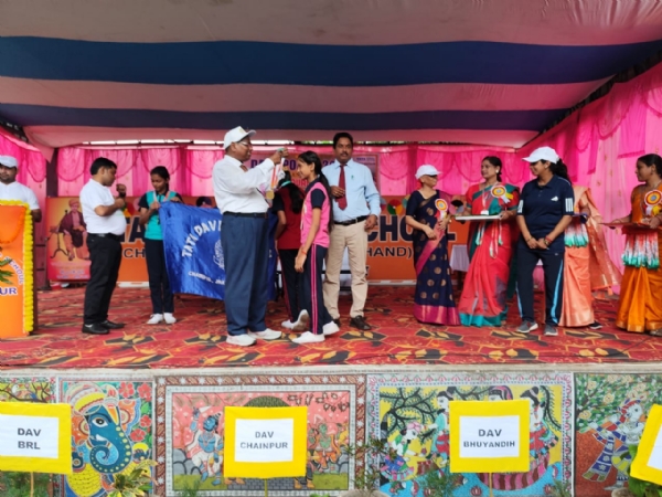 प्रतिभागियों को मिला मेडल