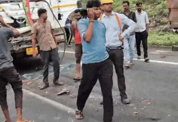 हादसे के बाद मौके पर जमा भीड़