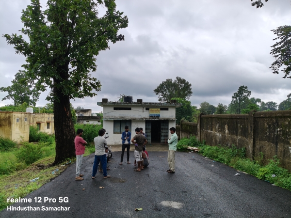 शव का पोस्टमार्टम करवाते परिजन।