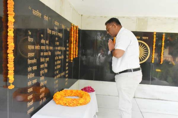 कारगिल संघर्ष के बलिदानियों को नमन करते उपायुक्त स्वप्निल रविंद्र पाटिल।