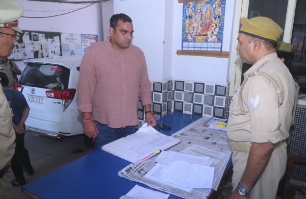 कोतवाली का निरीक्षण करते एसएसपी अनुराग आर्य, साथ में मौजूद सीओ प्रथम आशुतोष शिवम। रजिस्टरों की जांच करते हुए दिए सख्त निर्देश।