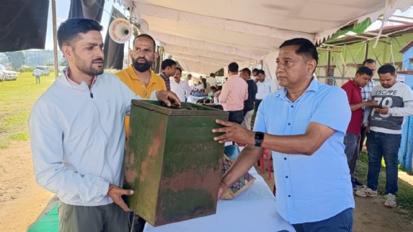 मतदान केंद्रों को रवाना होती पोलिंग पार्टियां