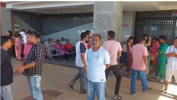 घायल युवक के परिजन अस्पताल में पहुंचे