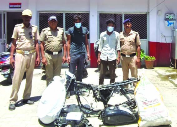 पुलिस गिरफ्त में आरोपित