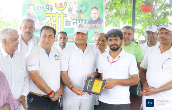 सोनीपत: पुलिस  उपमहानिरीक्षक कोमल सिंह पर्यावरण प्रेमियों को सम्मूानित करते हुए
