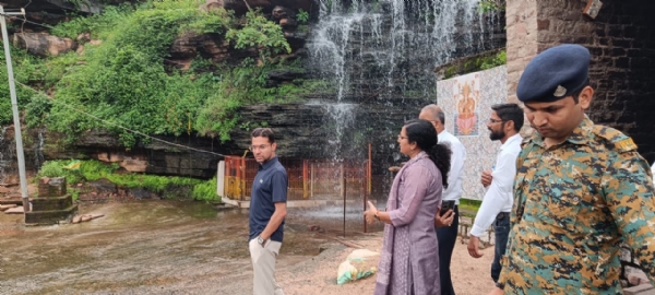 बैठक एवं भ्रमण के दौरान कलेक्टर आदित्य सिंह