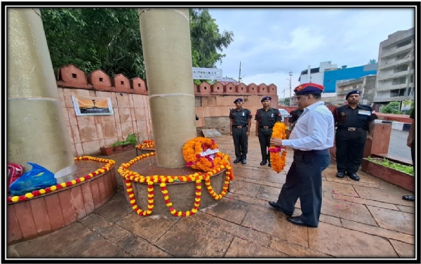 कारगिल विजय दिवस:विजय स्मारक पर शहीदों को नमन करते हुए पुष्प चक्र और श्रद्धा सुमन किए अर्पित