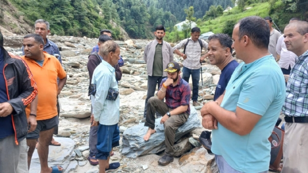 आपदा प्रभावित क्षेत्र थुनाग के दूरदराज गांवों की ओर पैदल रवाना हुए उपायुक्त।
