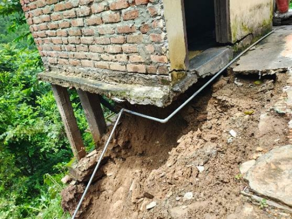 आपदा से क्षतिग्रस्त भवन।