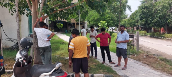 प्रदीप के पोस्टमार्टम के दौरान अस्पताल में मौजूद पीड़ित परिजन।