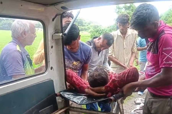 घायल को अस्पताल ले जाते लोग