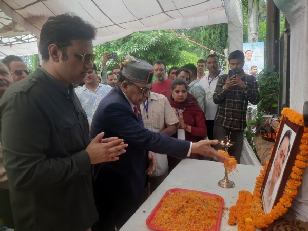 दिवंगत जीएस बाली के चित्र पर पुष्पांजलि अर्पित करते हुए स्वास्थ्य मंत्री।