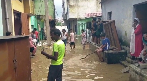 बाढ़ का पानी अनेकों घर में घुसा