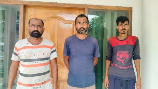 विदेशी सिगरेट के साथ गिरफ्तार आरोपितों की तस्वीर।