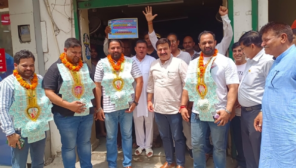 इंडियन नेशनल लोकदल के नेता कपूर सिंह राठी के साथ पावर लिफ्टिंग के विजेता खिलाड़ी।
