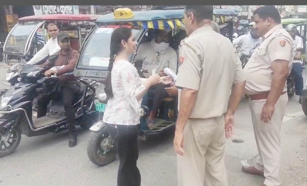 सोनीपत:         रास्ता पूछती परीक्षार्थी
