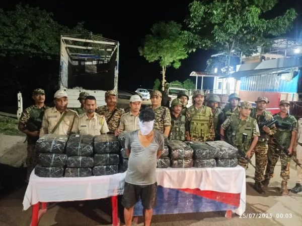 मणिपुर में मादक पदार्थों के साथ गिरफ्तार आरोपित की तस्वीर।