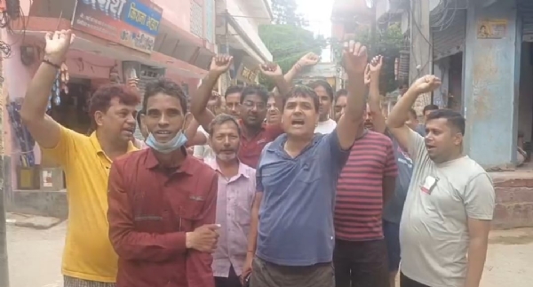 नगर परिषद के विरूद्ध नारेबाजी करते नागरिक