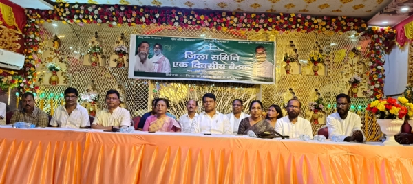 मंच पर उपस्थित झामुमों नेता एवं कार्यकर्त्ता
