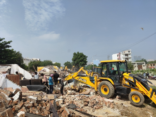 करवाई करता प्राधिकरण का बुलडोजर