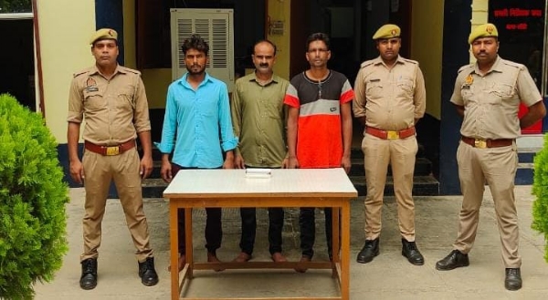 पुलिस अभिरक्षा में पकड़े गए तीनों आरोपी