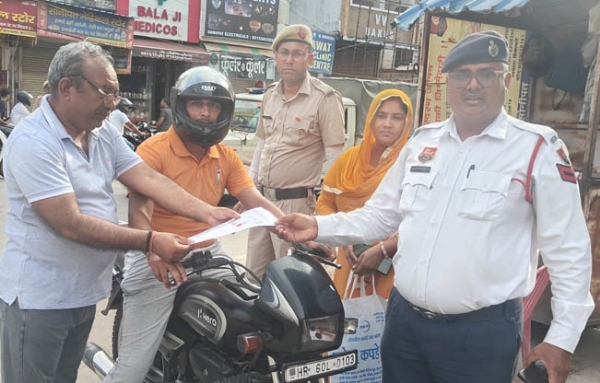 सामाजिक संस्थाओं के सदस्य परीक्षार्थियों को केंद्रों तक पहुंचाने के लिए सेवा में लगे हुए