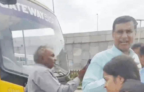 हंगामा करते परीक्षार्थी बस से उतरे कर जाते हुए