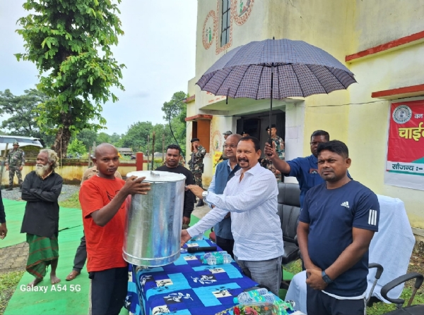 हाथी से प्रभावित क्षेत्रों के ग्रामीणों को मिला राहत-सामाग्री, मंत्री दीपक बिरुवा ने किए टॉर्च, पटाखे और ड्रम वितरित