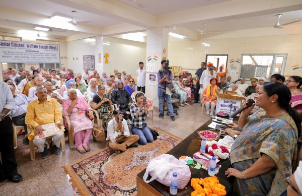 कारगिल विजय दिवस पर शालीमार बाग स्थित वरिष्ठ नागरिक कल्याण सोसायटी में शनिवार को बुजुर्गों से संवाद करती मुख्यमंत्री रेखा गुप्ता