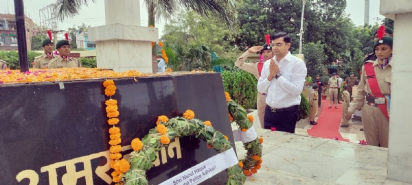 शहिदों को नमन करते अधिकारी